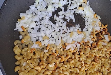 Фото шага рецепта Макароны на сковороде с куриным мясом 189961 шаг 5