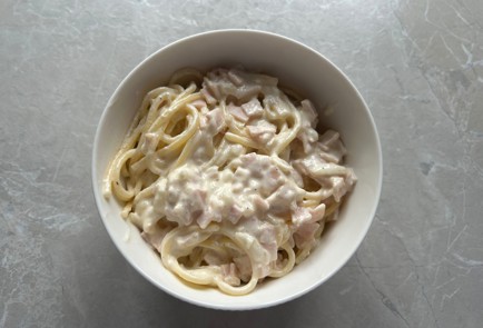 Фото шага рецепта Макароны на сковороде с ветчиной в сливочном соусе 189801 шаг 10