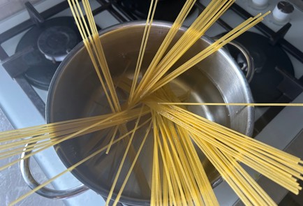 Фото шага рецепта Макароны на сковороде с ветчиной в сливочном соусе 189801 шаг 2