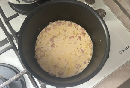 Фото шага рецепта Макароны на сковороде с ветчиной в сливочном соусе 189801 шаг 8