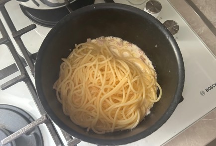 Фото шага рецепта Макароны на сковороде с ветчиной в сливочном соусе 189801 шаг 9