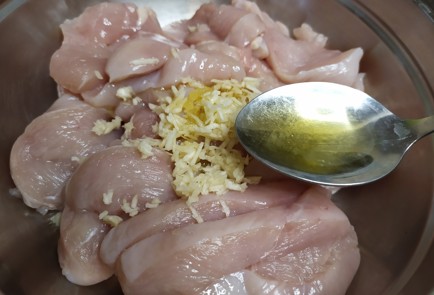 Фото шага рецепта Макароны с соусом песто и куриной грудкой 188870 шаг 3  