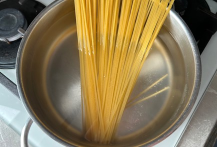 Фото шага рецепта Макароны с сосисками в томатном соусе 189777 шаг 2  