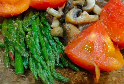 Фото шага рецепта Макароны сочни со спаржей грибами и помидором 187878 шаг 20  