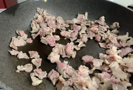 Фото шага рецепта Макароны в сливочном соусе с беконом 150961 шаг 2  