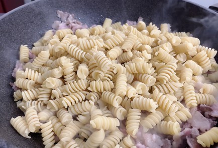 Фото шага рецепта Макароны в сливочном соусе с беконом 150961 шаг 3  