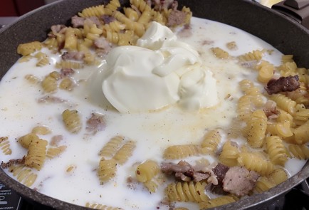 Фото шага рецепта Макароны в сливочном соусе с беконом 150961 шаг 6  