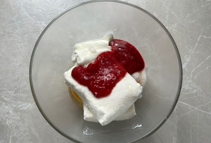 Фото шага рецепта Малиновая творожная запеканка с ананасом 190003 шаг 5  