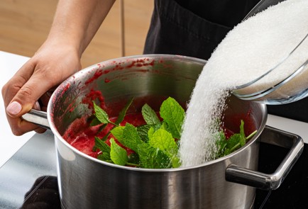 Фото шага рецепта Малиновомятный сироп 186625 шаг 4  