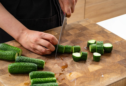 Фото шага рецепта Малосольные огурцы с чесноком 189115 шаг 2  