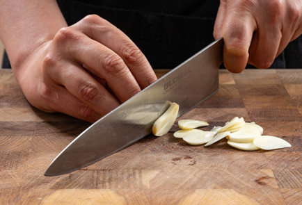 Фото шага рецепта Малосольные огурцы с чесноком 189115 шаг 3  