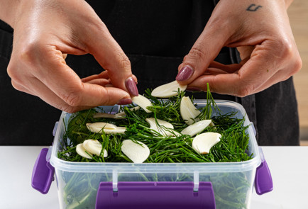 Фото шага рецепта Малосольные огурцы с чесноком 189115 шаг 7  