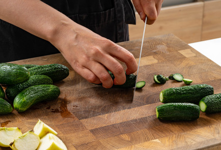 Фото шага рецепта Малосольные огурцы с яблоком 189602 шаг 2  