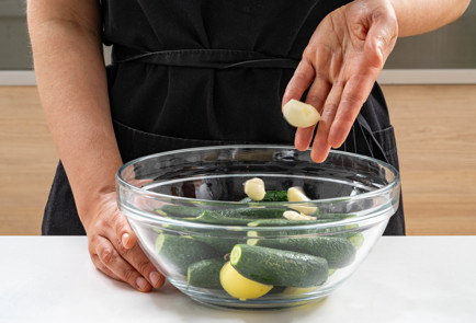 Фото шага рецепта Малосольные огурцы с яблоком 189602 шаг 3  