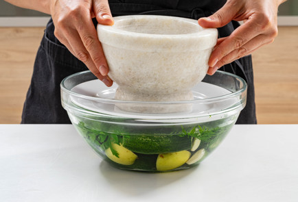 Фото шага рецепта Малосольные огурцы с яблоком 189602 шаг 9  