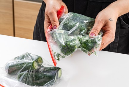 Фото шага рецепта Малосольные огурцы в пакете 189037 шаг 8  