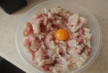 Фото шага рецепта Мамины котлетки 188662 шаг 2