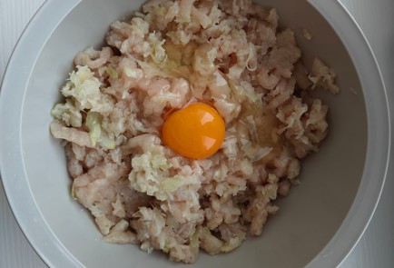 Фото шага рецепта Мамины куриные котлеты 175451 шаг 5  