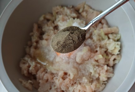 Фото шага рецепта Мамины куриные котлеты 175451 шаг 7  