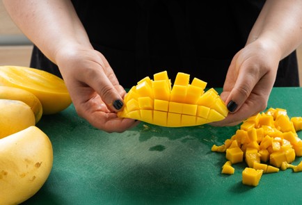 Фото шага рецепта Манговый чатни 151096 шаг 1  