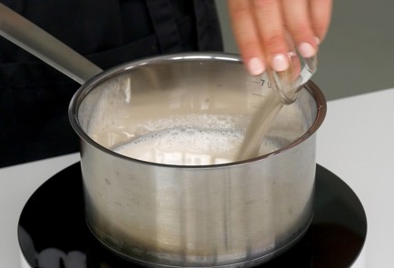 Фото шага рецепта Манная каша без молока 151243 шаг 1  