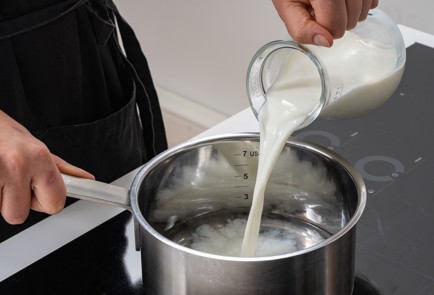 Фото шага рецепта Манная каша на молоке 91461 шаг 2  