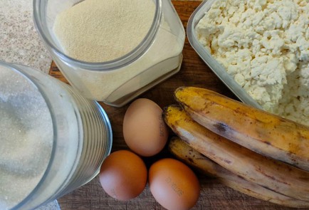 Фото шага рецепта Манник в духовке с творогом и бананами 190194 шаг 1  