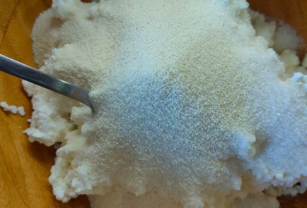 Фото шага рецепта Манник в духовке с творогом и бананами 190194 шаг 4  