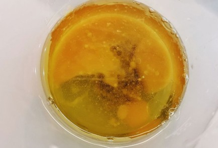 Фото шага рецепта Майонез с куркумой и перепелиными яйцами 152286 шаг 1  