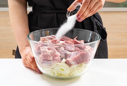 Фото шага рецепта Маринад для шашлыка из свинины с луком 189034 шаг 5  