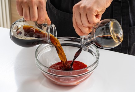 Фото шага рецепта Маринад для шашлыка с томатами и темным пивом 186438 шаг 4  