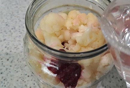 Фото шага рецепта Цветная капуста маринованная со свеклой 190575 шаг 9  