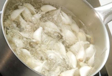 Фото шага рецепта Маринованный чеснок на зиму 29600 шаг 1  