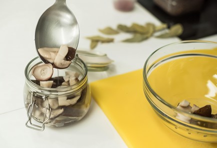 Фото шага рецепта Маринованные белые грибы 138557 шаг 9  