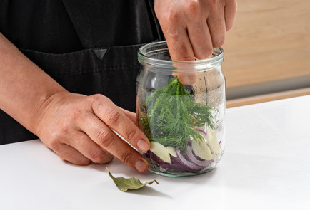 Фото шага рецепта Маринованные огурцы колечками 189118 шаг 6  