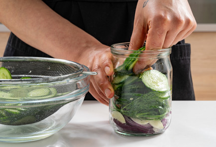 Фото шага рецепта Маринованные огурцы колечками 189118 шаг 7  