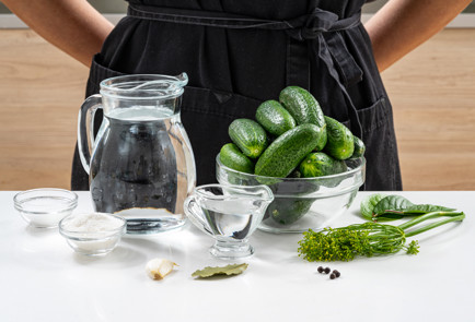 Фото шага рецепта Маринованные огурцы в литровой банке 190151 шаг 1  