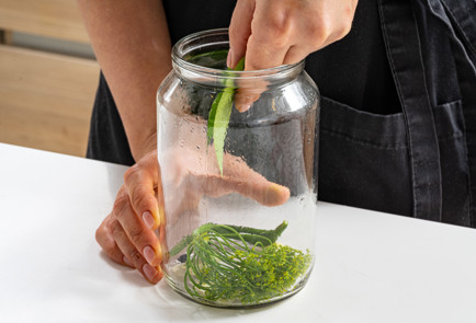 Фото шага рецепта Маринованные огурцы в литровой банке 190151 шаг 4  