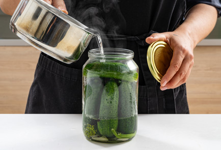 Фото шага рецепта Маринованные огурцы в литровой банке 190151 шаг 7  