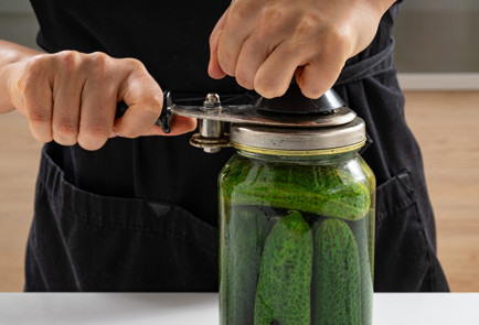 Фото шага рецепта Маринованные огурцы в литровой банке 190151 шаг 9  