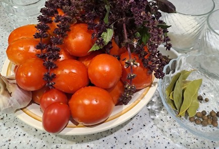 Фото шага рецепта Маринованные помидоры на зиму с базиликом 190227 шаг 1  