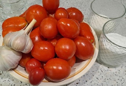 Фото шага рецепта Маринованные помидоры на зиму с чесноком 190226 шаг 1  