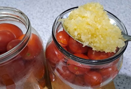Фото шага рецепта Маринованные помидоры на зиму с чесноком 190226 шаг 8  