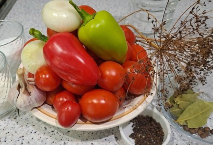 Фото шага рецепта Маринованные помидоры на зиму с перцем и луком 190224 шаг 1  