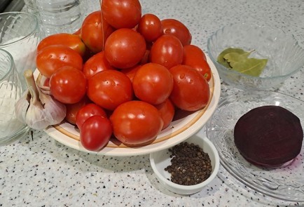 Фото шага рецепта Маринованные помидоры на зиму со свеклой 190225 шаг 1  