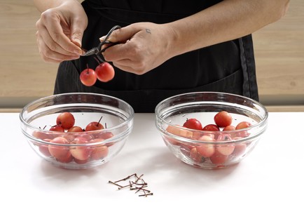 Фото шага рецепта Маринованные ранетки со сладким перцем 152768 шаг 1  