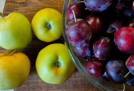 Фото шага рецепта Маринованные сливы с яблоками на зиму 190138 шаг 1  