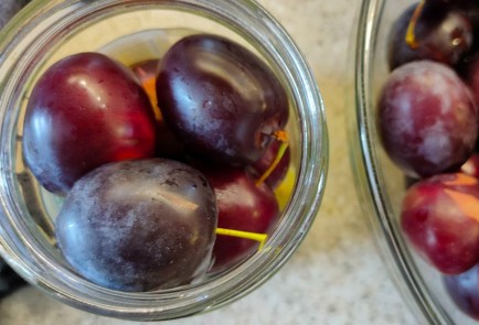 Фото шага рецепта Маринованные сливы с яблоками на зиму 190138 шаг 10  