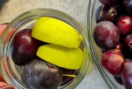 Фото шага рецепта Маринованные сливы с яблоками на зиму 190138 шаг 11  