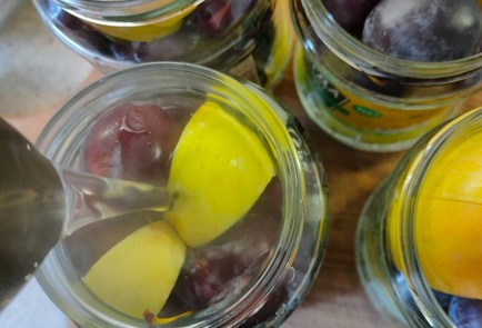 Фото шага рецепта Маринованные сливы с яблоками на зиму 190138 шаг 12  